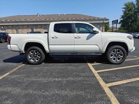 Used 2016 Toyota Tacoma Limited w/ Exterior Package AWD/4WD image 6