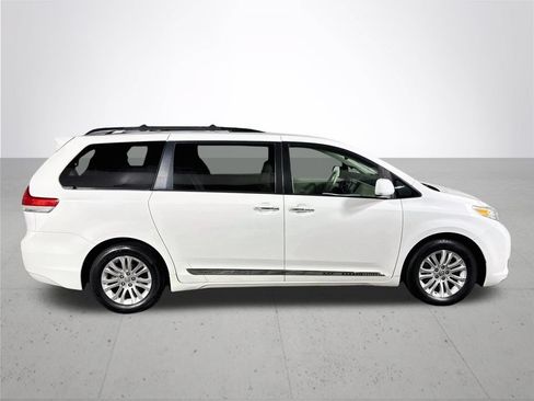 Used 2011 Toyota Sienna XLE w/ Premium Pkg FWD image 5