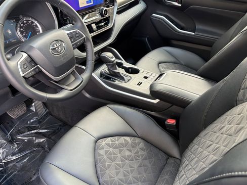 Certified 2025 Toyota Highlander XLE image 9