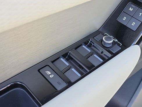 Used 2022 Land Rover Range Rover Velar R-Dynamic S image 20