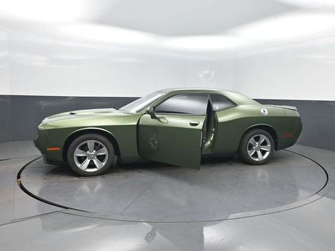 Used 2020 Dodge Challenger SXT RWD image 32