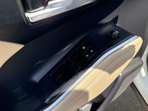 Used 2023 Toyota Highlander XLE FWD image 17
