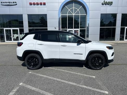 Used 2023 Jeep Compass Latitude AWD/4WD image 2
