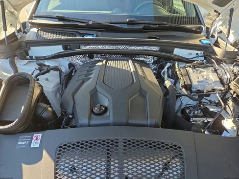 Certified 2026 Porsche Macan image 32