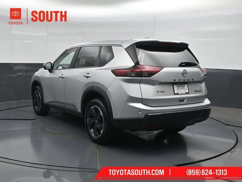 Used 2024 Nissan Rogue SV AWD/4WD image 8