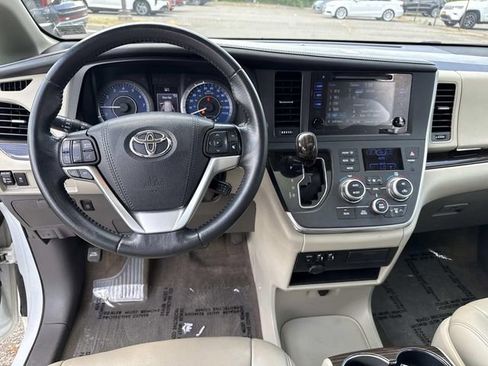 Used 2017 Toyota Sienna XLE FWD image 18