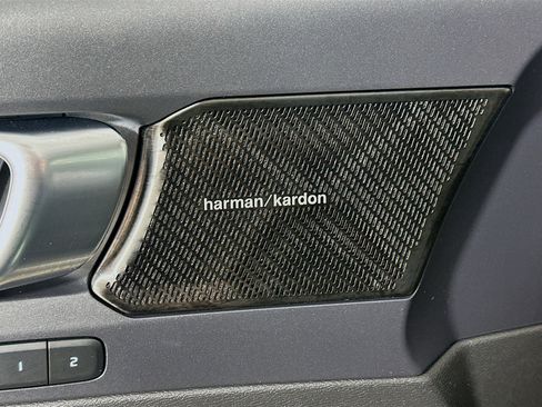 Used 2023 Volvo XC40 B5 Ultimate w/ Protection Package Premier image 19