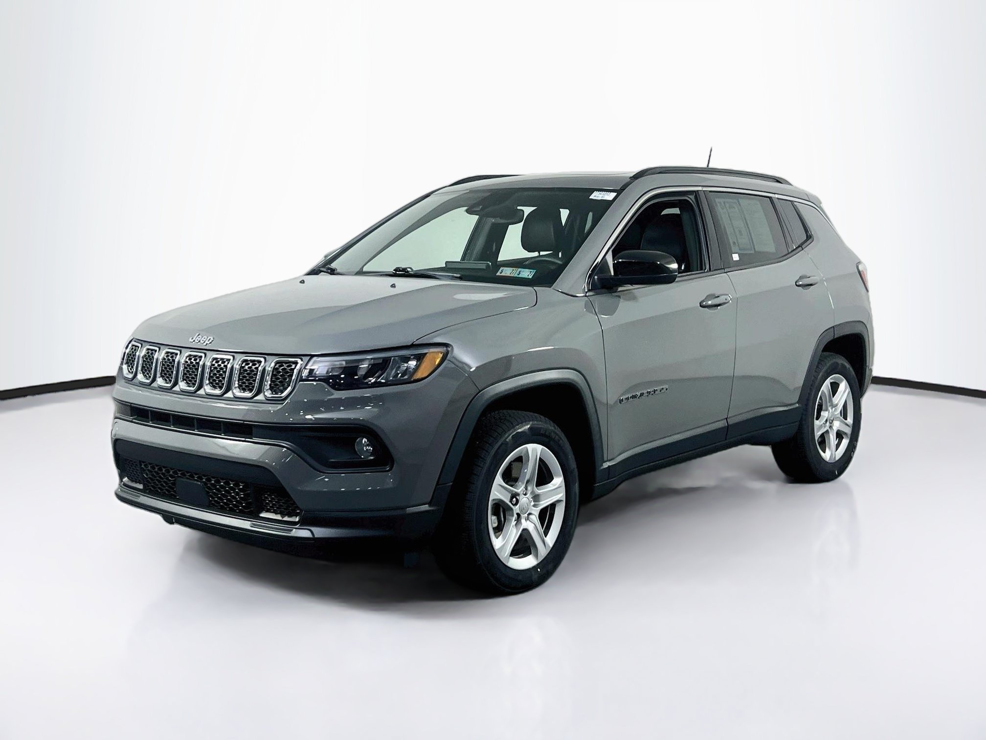 Used 2023 Jeep Compass Latitude w/ Sun and Sound Group AWD/4WD image 1
