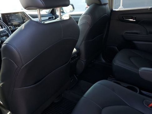 Used 2020 Toyota Highlander XLE AWD/4WD image 15