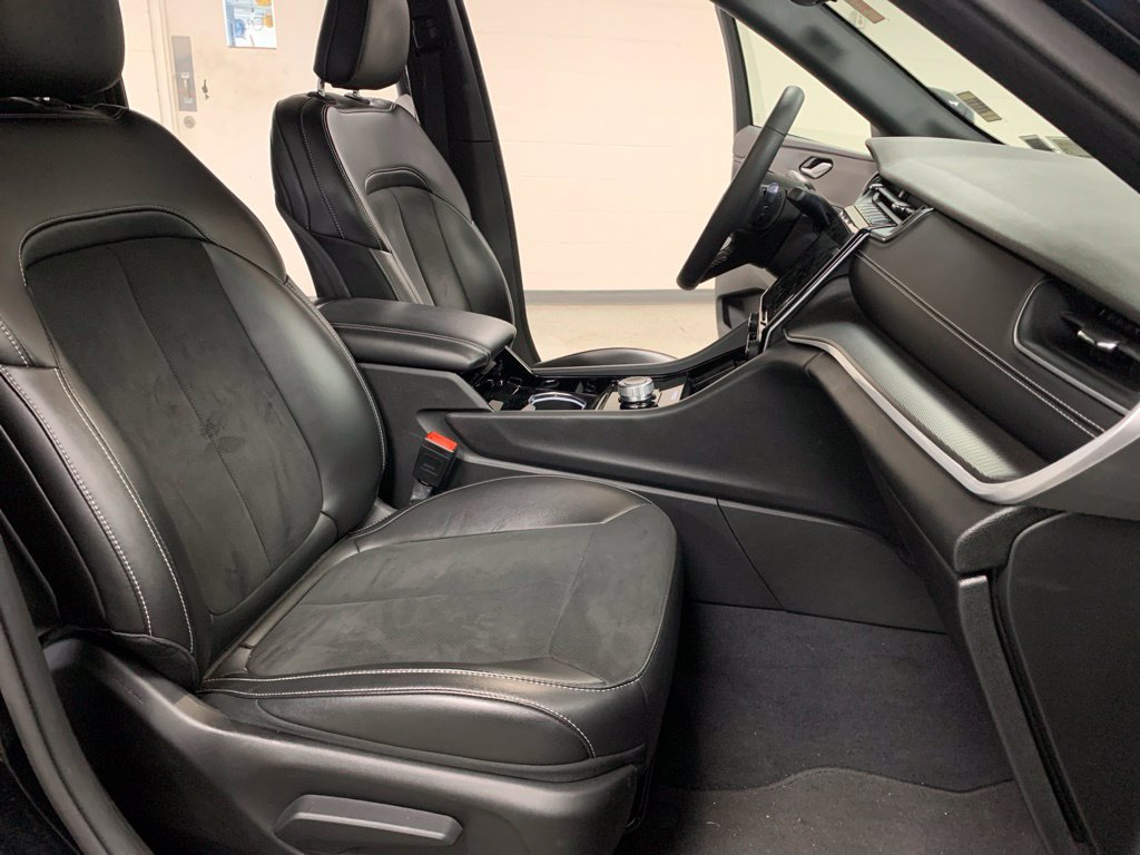 Used 2023 Jeep Grand Cherokee Altitude AWD/4WD image 6