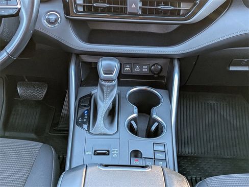 Used 2023 Toyota Highlander L image 19