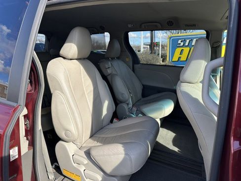 Used 2012 Toyota Sienna XLE image 19