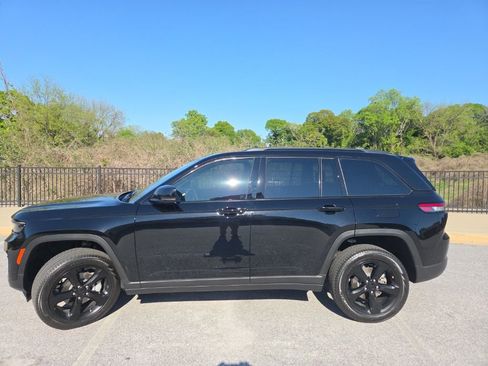 Used 2025 Jeep Grand Cherokee Limited w/ Black Appearance Package image 1
