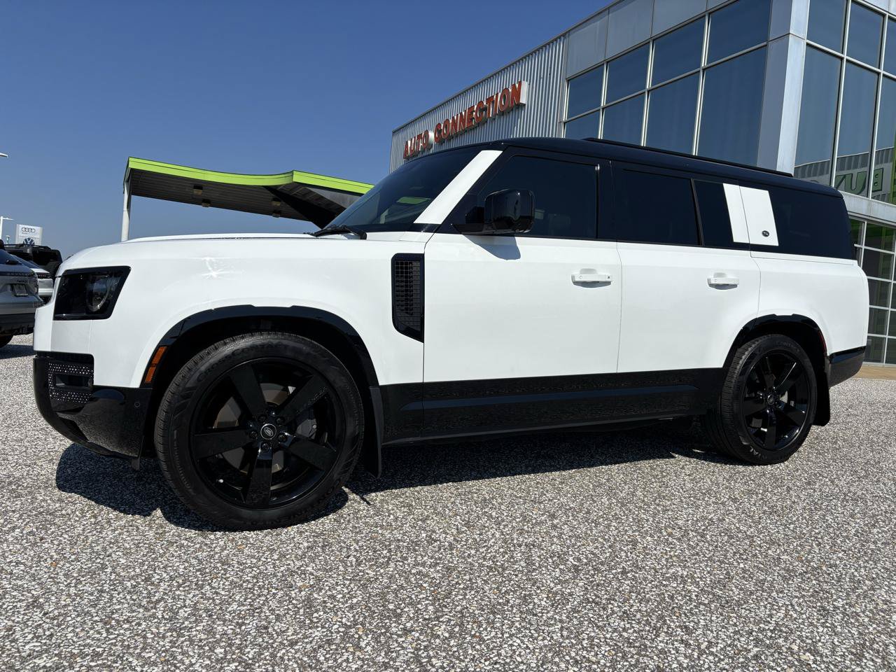 Used 2023 Land Rover Defender 130 X-Dynamic SE AWD/4WD image 4
