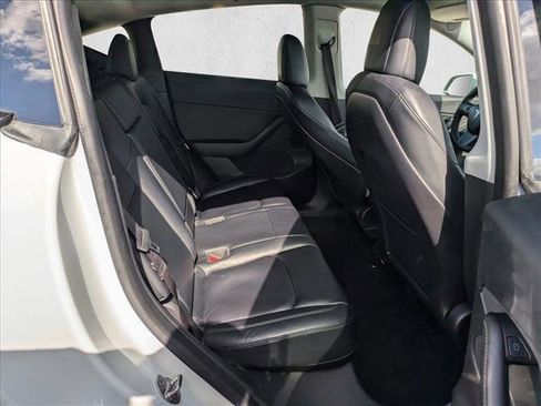 Used 2022 Tesla Model Y Long Range image 16