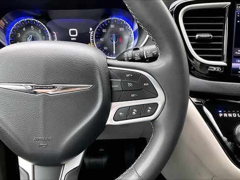Used 2023 Chrysler Pacifica Touring-L FWD image 25