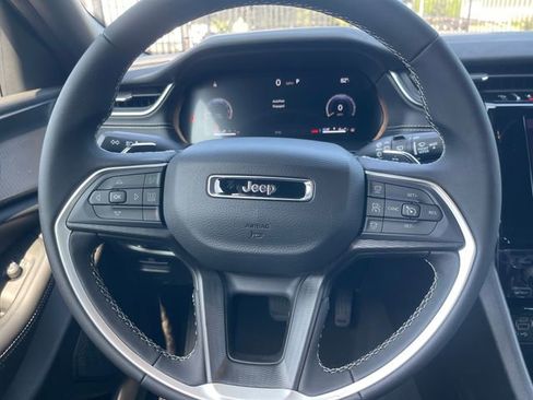 New 2025 Jeep Grand Cherokee L Laredo image 18