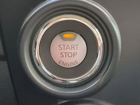 Used 2024 Nissan Titan SV w/ SV Convenience Package image 27