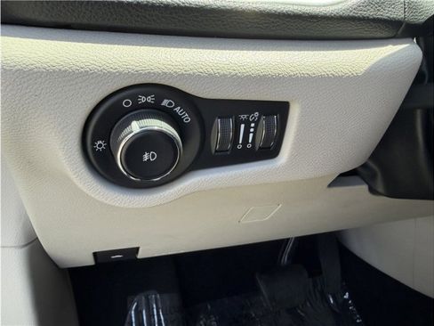 Used 2018 Chrysler Pacifica Limited FWD image 36