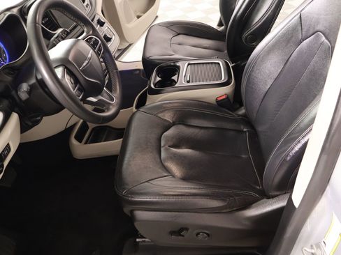 Used 2022 Chrysler Pacifica Touring-L FWD image 11