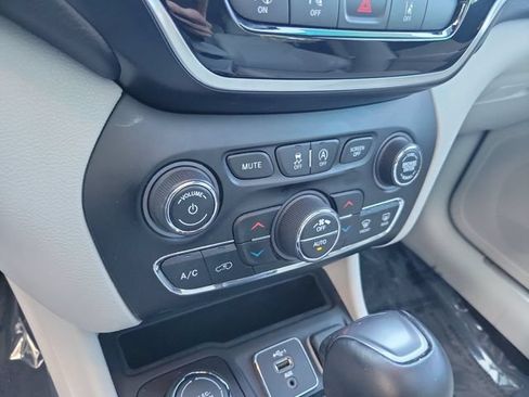 Used 2021 Jeep Cherokee Limited w/ Elite Package AWD/4WD image 31