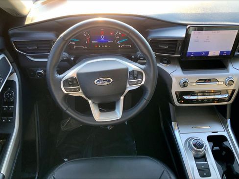 Used 2022 Ford Explorer XLT w/ Equipment Group 202A RWD image 6