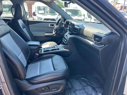 Used 2022 Ford Explorer XLT w/ Equipment Group 202A AWD/4WD image 19