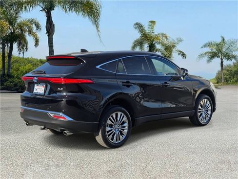 Used 2024 Toyota Venza XLE image 4