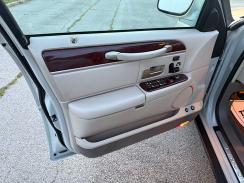 Used 2004 Lincoln Town Car Ultimate image 12