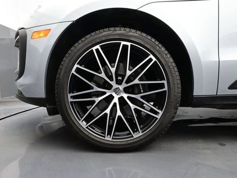 Certified 2025 Porsche Macan AWD/4WD image 6