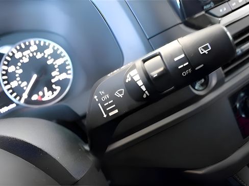 Used 2025 Nissan Pathfinder S FWD image 11
