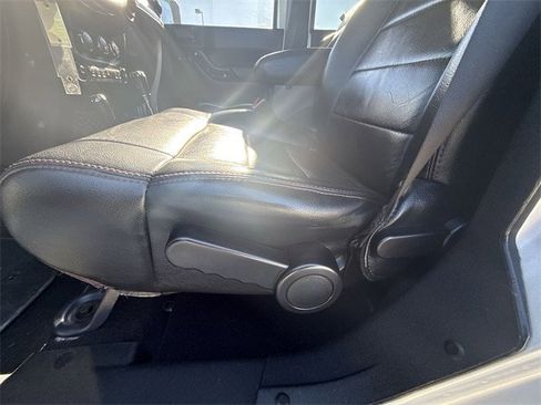 Used 2012 Jeep Wrangler Unlimited Sahara image 12