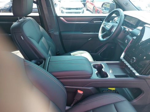 Used 2025 GMC Acadia Elevation w/ Elevation Premium Package FWD image 10