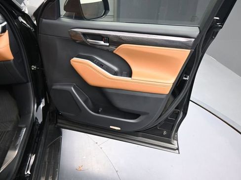 Used 2026 Toyota Highlander Platinum image 13