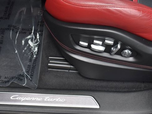 Used 2021 Porsche Cayenne Turbo image 21