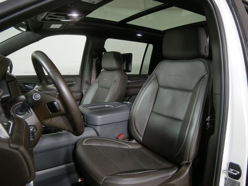 Used 2023 GMC Yukon XL Denali image 11