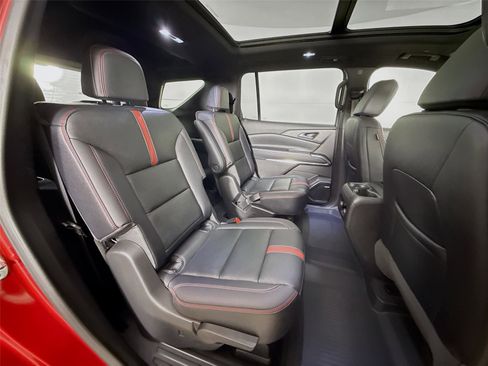 Used 2025 Chevrolet Traverse RS image 30