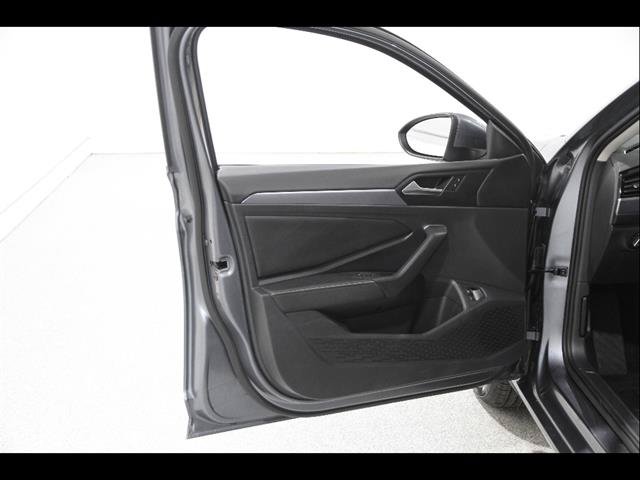 Used 2023 Volkswagen Jetta SE FWD image 4