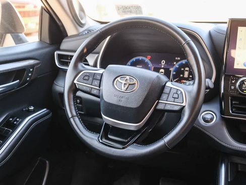 Used 2023 Toyota Highlander Limited FWD image 18