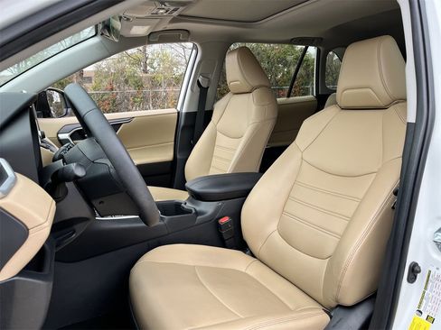 Used 2024 Toyota RAV4 XLE Premium image 23