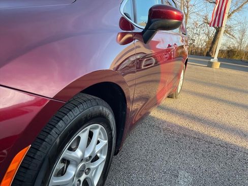 Used 2021 Chrysler Voyager LX image 5