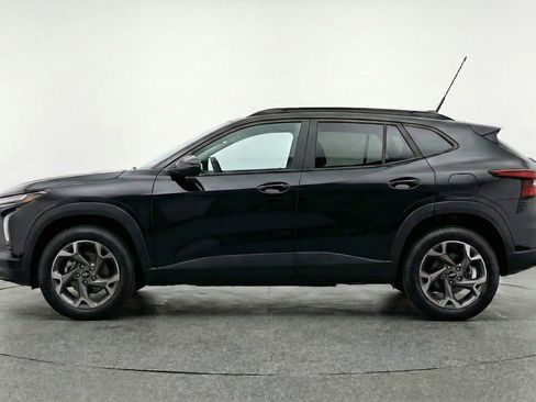 Used 2025 Chevrolet Trax LT w/ LT Convenience Package image 5