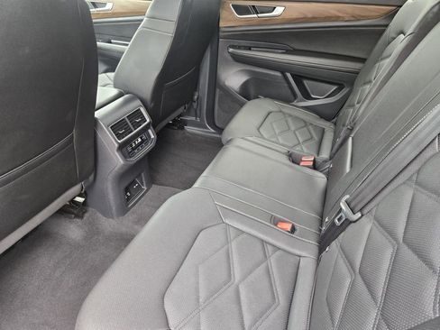 Used 2025 Volkswagen Atlas SE FWD image 29
