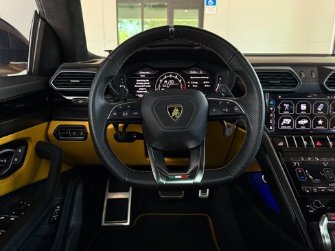 Used 2022 Lamborghini Urus AWD/4WD image 46