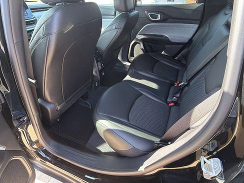 Used 2025 Jeep Compass Latitude image 23