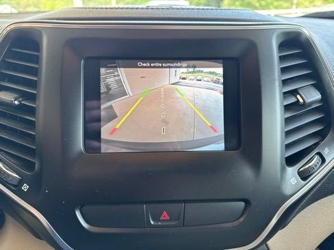 Used 2019 Jeep Cherokee Latitude w/ Cold Weather Group AWD/4WD image 20