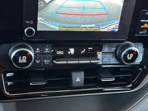 Used 2023 Toyota Highlander LE FWD image 23