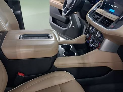 Used 2023 Chevrolet Suburban Premier AWD/4WD image 23