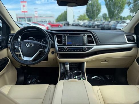 Used 2019 Toyota Highlander XLE w/ Carpet Mat Package (TMS) AWD/4WD image 21