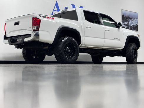 Used 2017 Toyota Tacoma TRD Off-Road w/ Tow Package AWD/4WD image 5